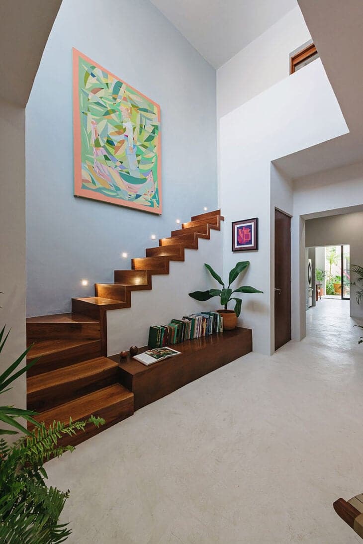 Sala de estar confortável com sofá, artesanatos e plantas.