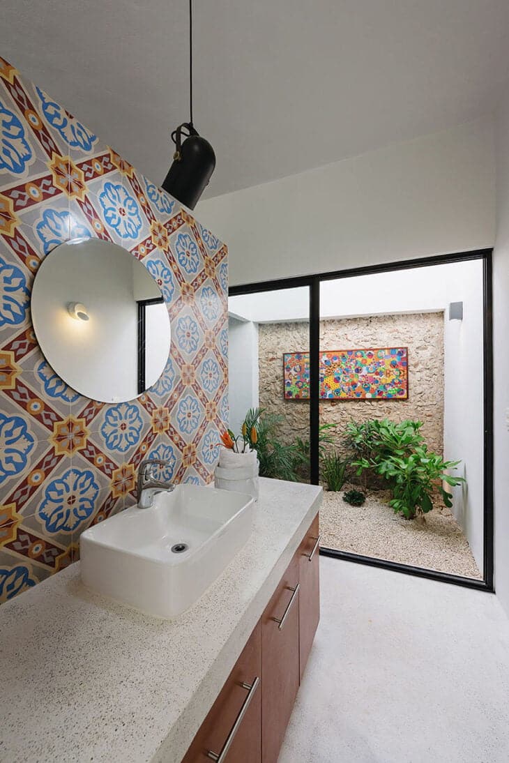 Quarto com closet, banheiro e vista para a piscina.