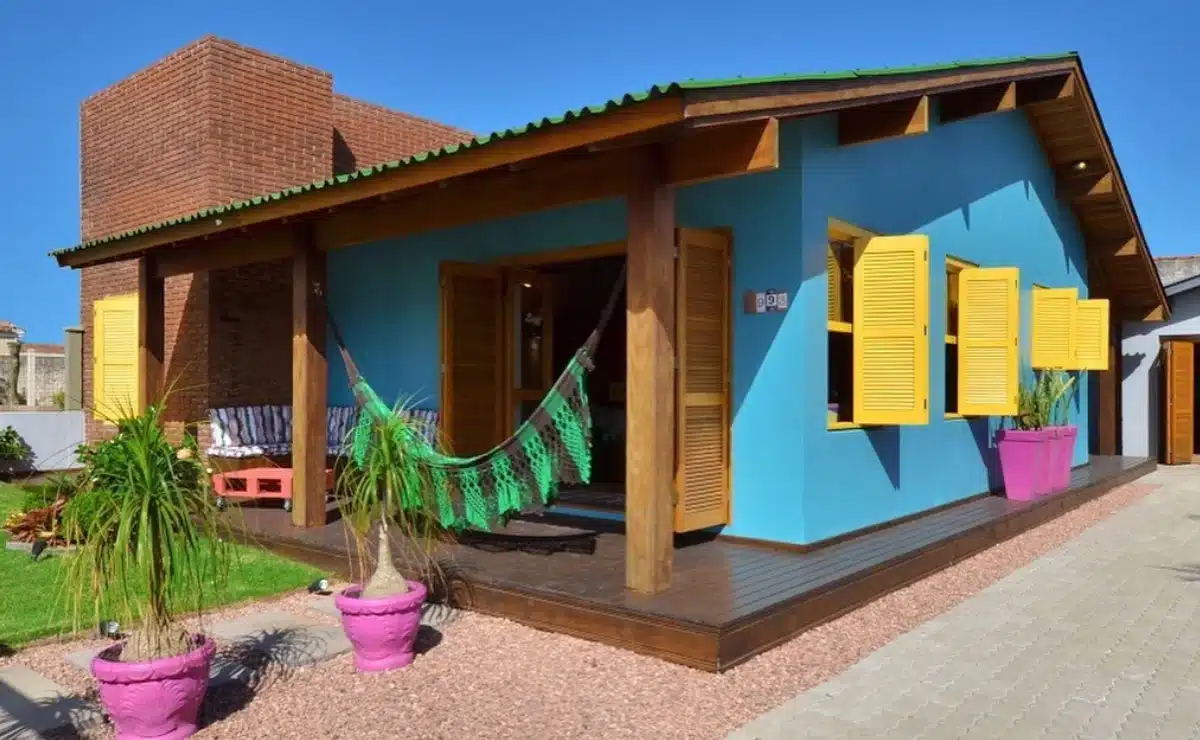 Uma fachada de casa com varanda, independentemente de ser grande ou pequena, moderna ou altamente luxuosa, pode ser devidamente valorizada com materiais simples e de boa qualidade.
