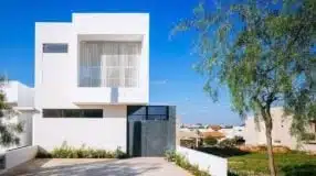 Exemplo de fachadas de casas simples com varanda