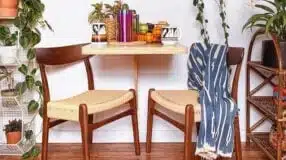 Imagem de uma mesa dobrável de parede, uma solução funcional para pequenos espaços.