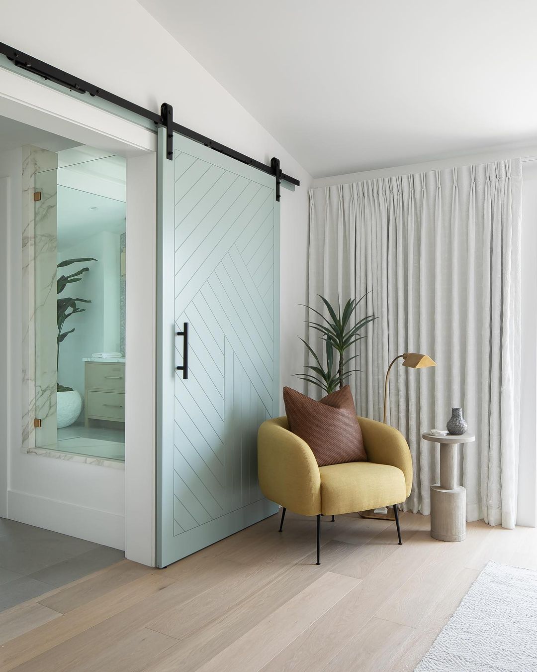 Barn Doors: Open Your Decor to Rustic Charm 6 Além desse material, também é possível encontrar em outros estilos, cores e formatos.