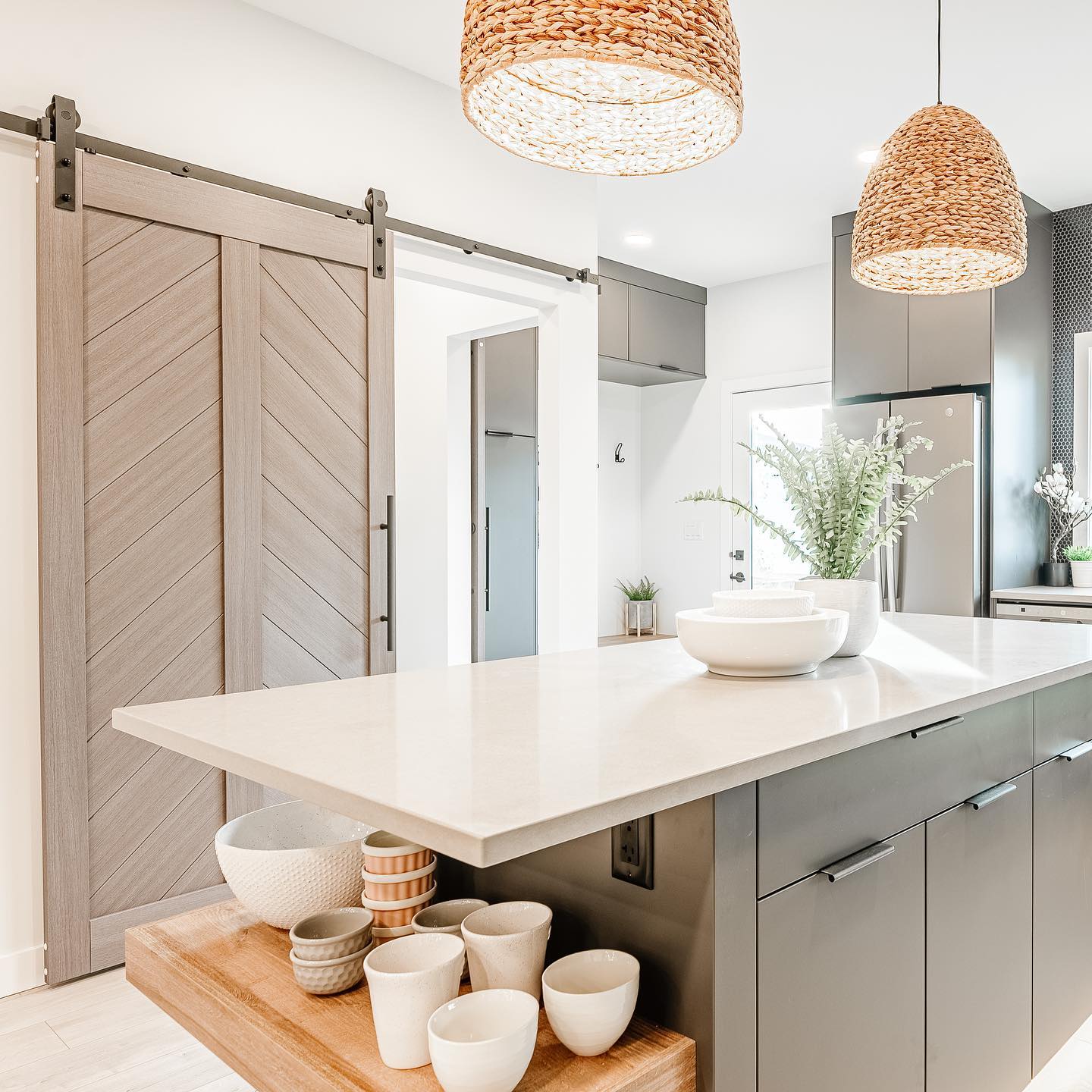 Barn Doors: Open Your Decor to Rustic Charm 10 Na parte externa, sala, quarto, cozinha e até mesmo no banheiro, veja diferentes espaços da casa que você pode inserir esse modelo de porta!