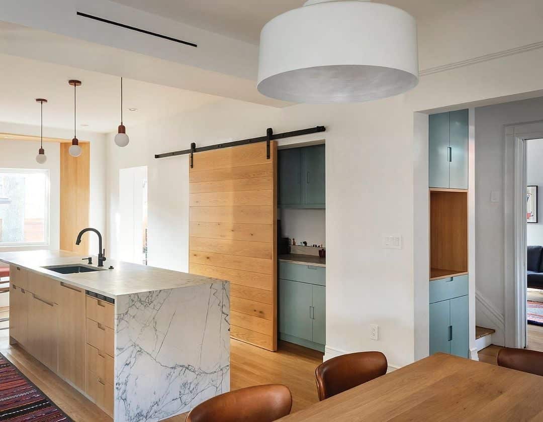 Barn Doors: Open Your Decor to Rustic Charm 8 Por ser uma porta deslizante, ela é uma ótima opção para espaços pequenos, além de ser prática e ainda conferir um visual mais interessante ao décor.