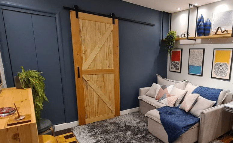 Barn Doors: Open Your Decor to Rustic Charm 4 Montada em trilhos de metal, a porta celeiro, como já diz o nome, tem origem em estruturas rurais.