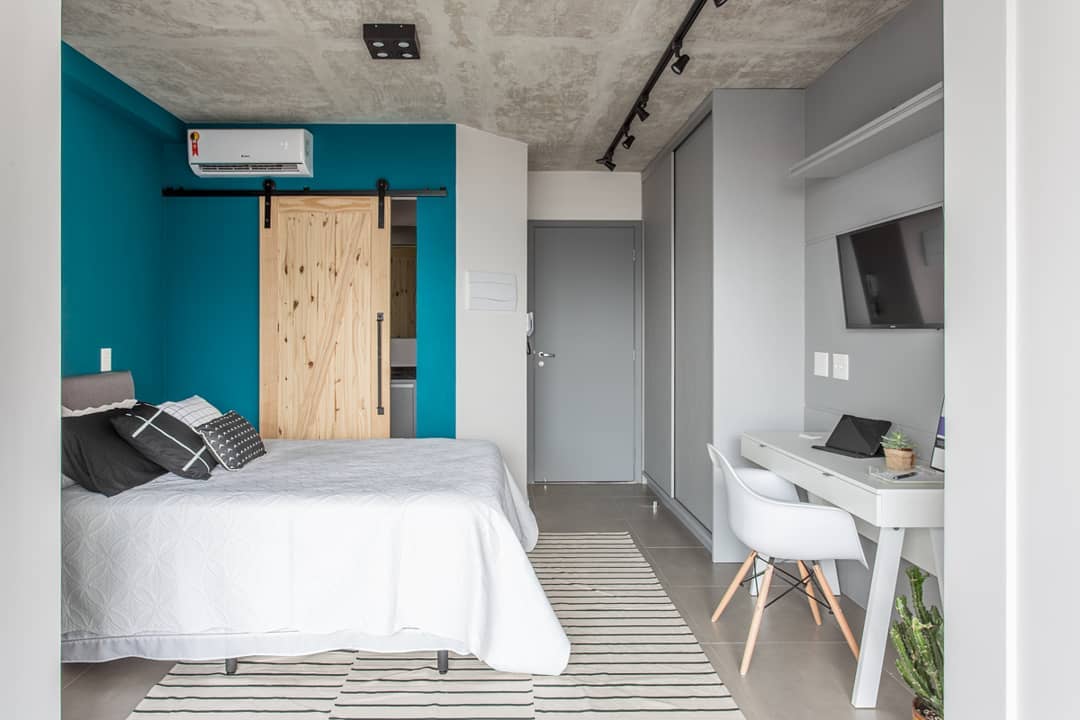 Barn Doors: Open Your Decor to Rustic Charm 9 O que difere esse modelo das tradicionais portas de correr são as corrediças aparentes – que conferem charme e combinam muito bem com o estilo industrial.
