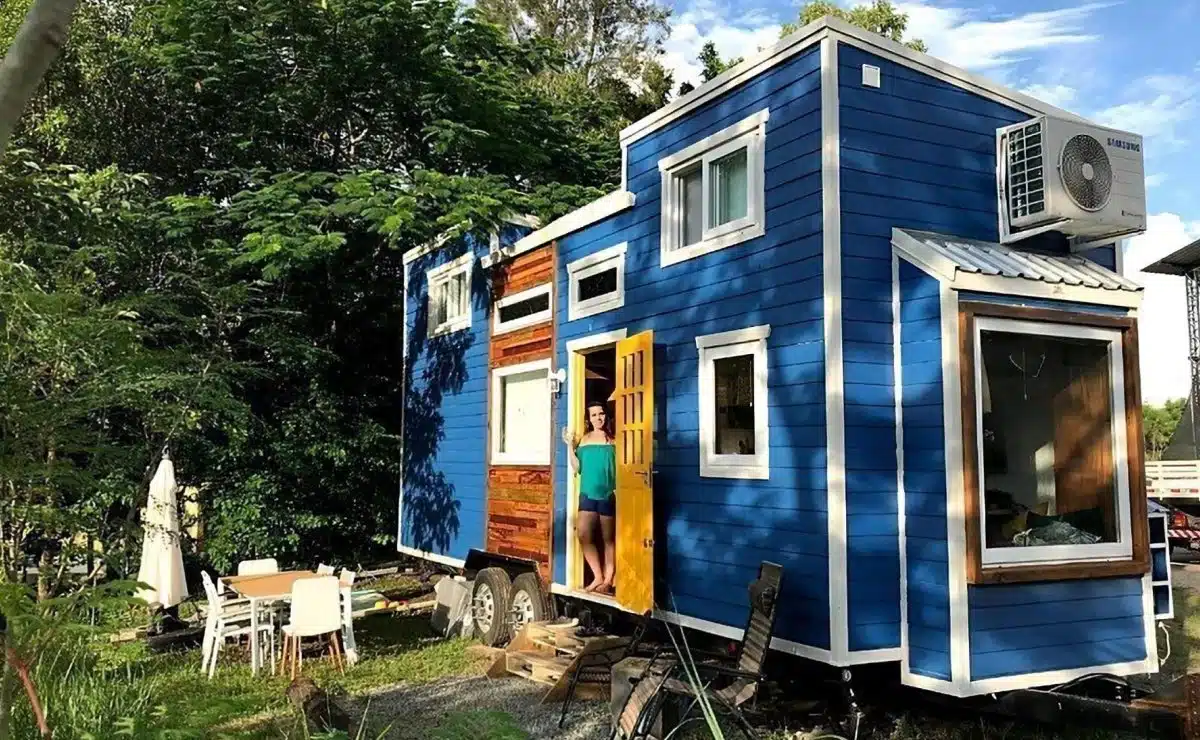 Imagem de uma tiny house (casinha) que destaca seu design compacto.