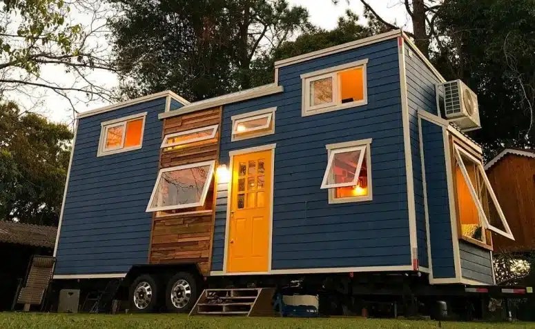 Outra imagem de uma tiny house que destaca detalhes do projeto.