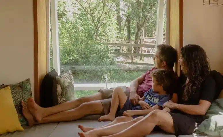 Imagem de uma tiny house em uma localização natural.