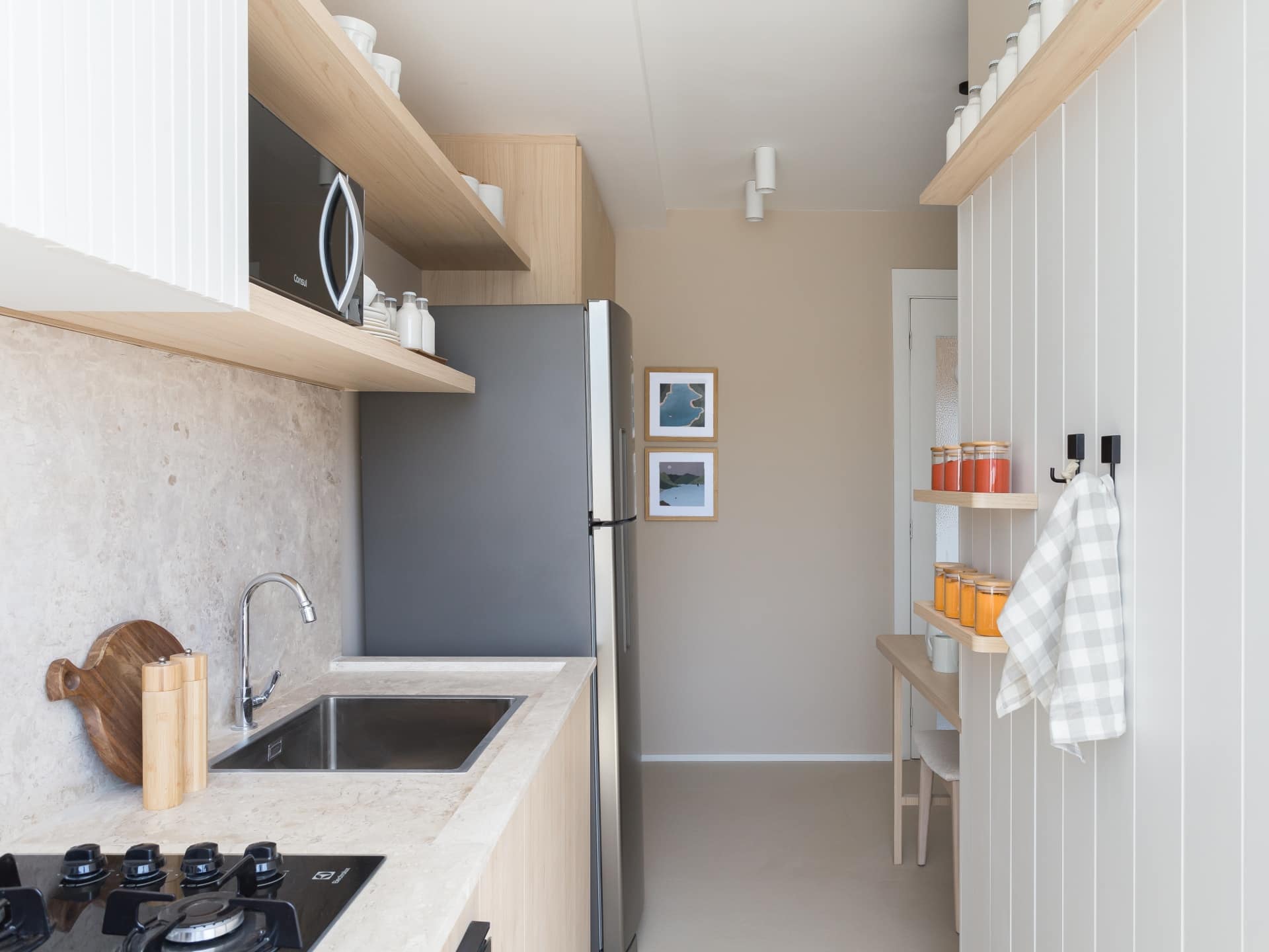 Simple Small Kitchen: How to Decorate and Organize This Space 3 Cozinha pequena em tons claros e mobília aérea.