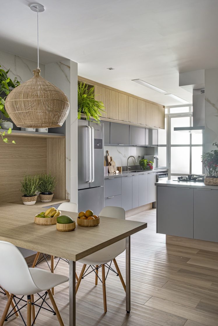 Simple Small Kitchen: How to Decorate and Organize This Space 5 Cozinha integrada com sala de jantar em tons de gelo e madeira clara, combinando com objetos em palha.