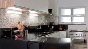 Tips from Architects: 80 Ways to Use Gray Granite in Your Home 9 Imagem de granito preto