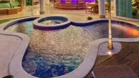 Piscina com hidro jacuzzi integrada.