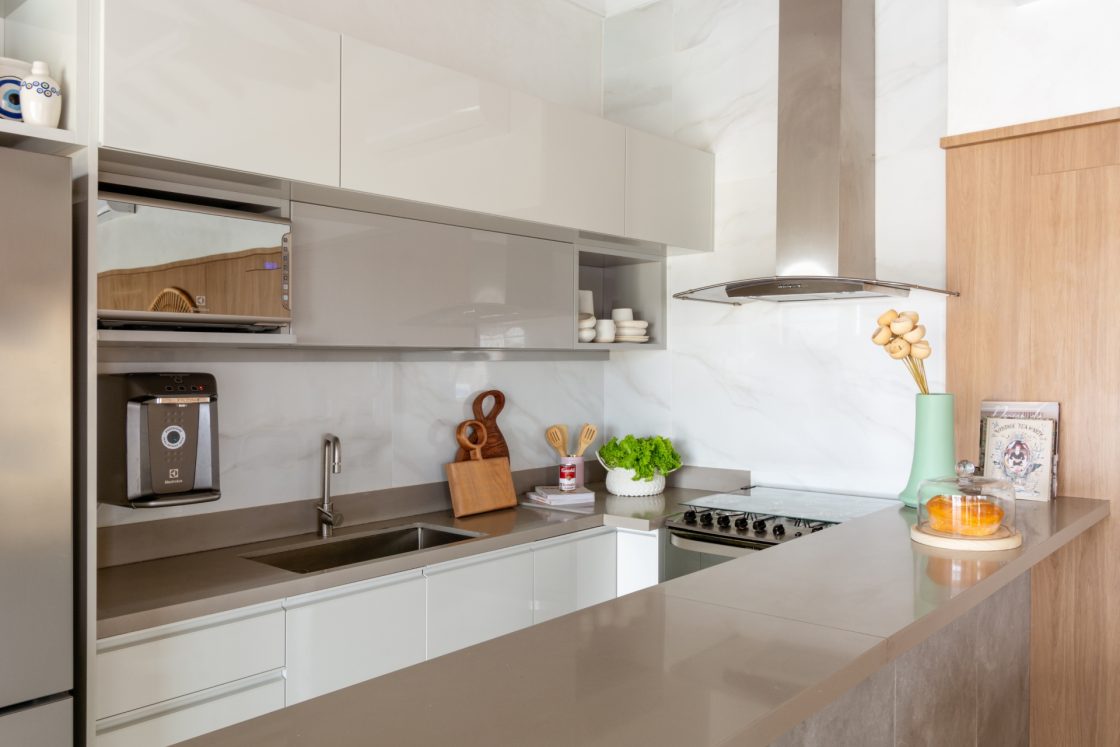 Simple Small Kitchen: How to Decorate and Organize This Space 9 Cozinha clean com amplo balcão em pedra em tons claros.