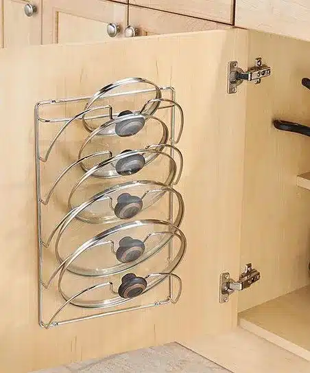 Feng Shui Kitchen: Applying Ancient Principles for Modern Design 5 Imagem de uma cozinha Feng Shui organizada, com espaço de armazenamento.