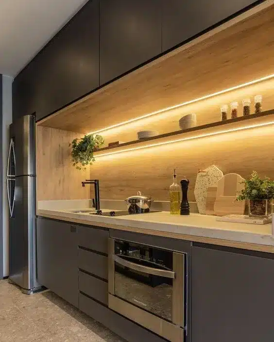 Feng Shui Kitchen: Applying Ancient Principles for Modern Design 7 Imagem de uma cozinha com uso de madeira na marcenaria, refletindo o conceito Feng Shui.