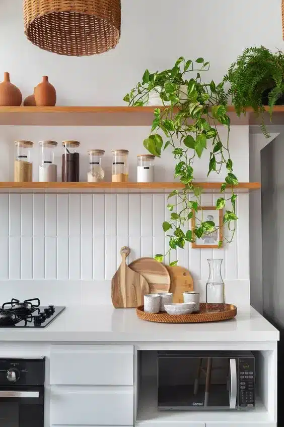 Feng Shui Kitchen: Applying Ancient Principles for Modern Design 9 Imagem de uma cozinha decorada com elementos naturais, como plantas e alimentos.