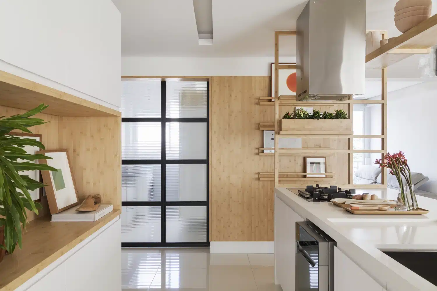 Feng Shui Kitchen: Applying Ancient Principles for Modern Design 10 Imagem de um projeto de cozinha bem iluminada, seguindo as práticas de Feng Shui.