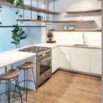 Imagem de uma cozinha Feng Shui com iluminação adequada, elementos naturais e organização.