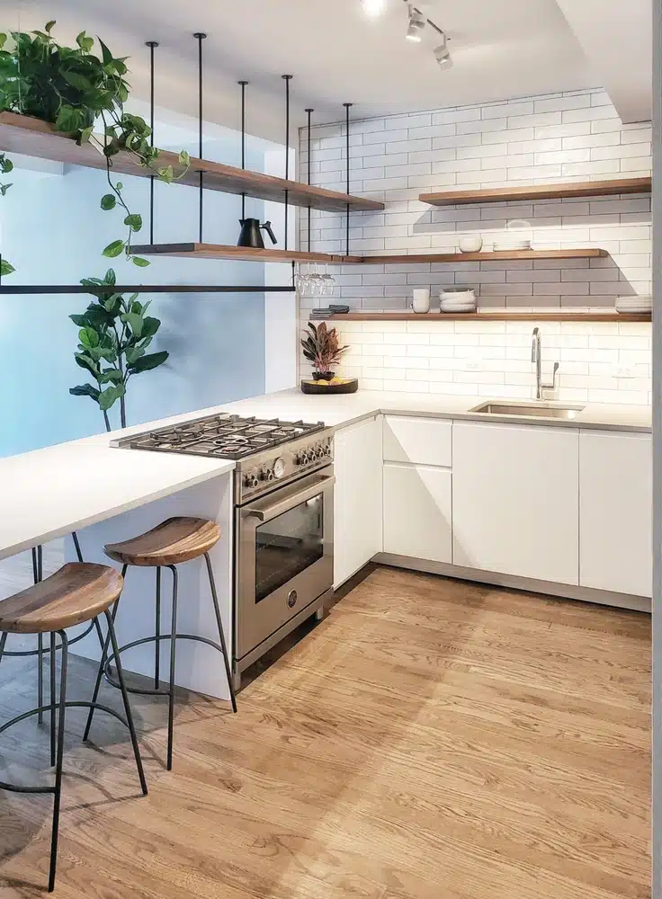 Feng Shui Kitchen: Applying Ancient Principles for Modern Design 2 Imagem de uma cozinha Feng Shui com iluminação adequada, elementos naturais e organização.