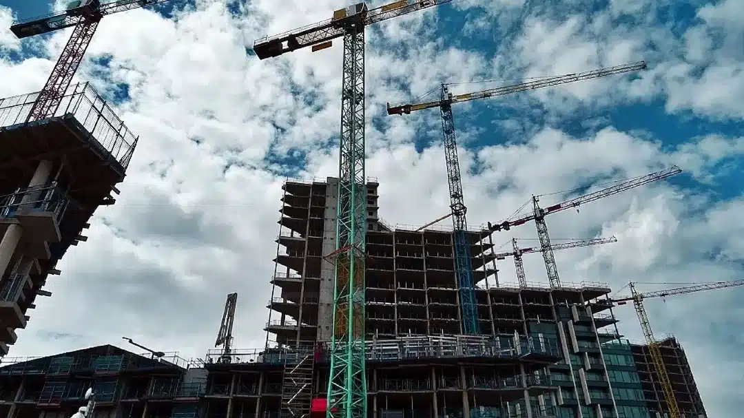 Imagem da construção civil com elementos representativos da indústria.