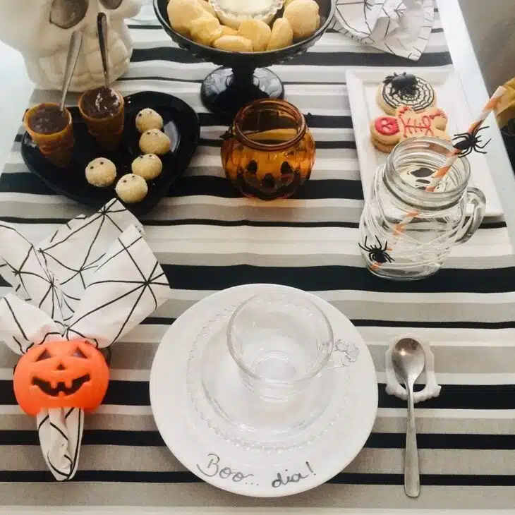 Mesa de Halloween com decoração tradicional