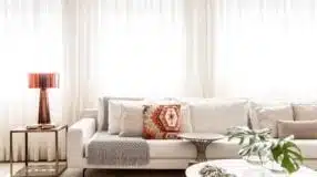 50 Inspiring Curved Sofa Designs for Your Home 5 Imagem de uma almofada para sofá.