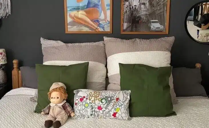 Almofadas sobre uma cama organizadas de forma harmônica.