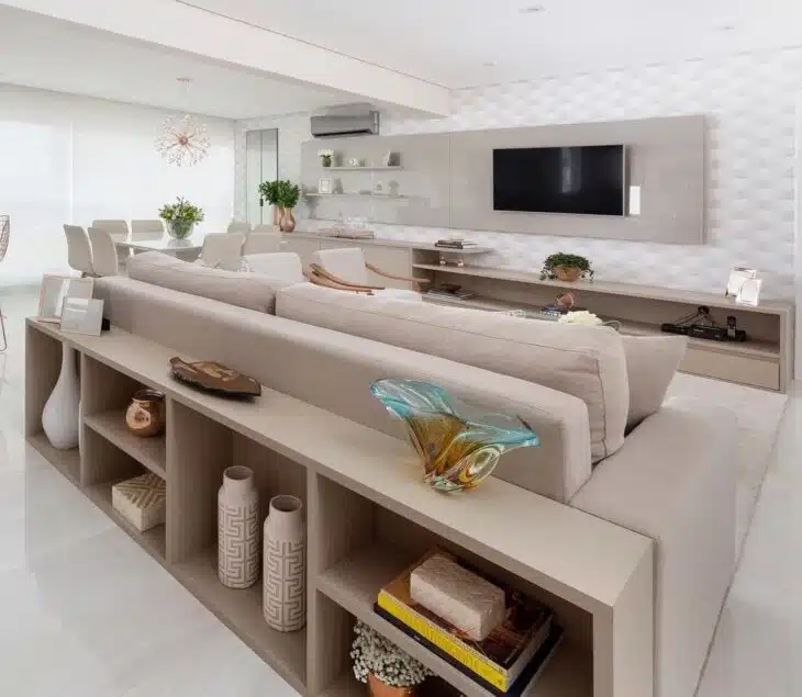 Com o aparador de sofá é possível decorar com estilo e modernidade. Os modelos são variados e um mais lindo que o outro. Veja as fotos e tenha ideias de como usá-lo na decoração: