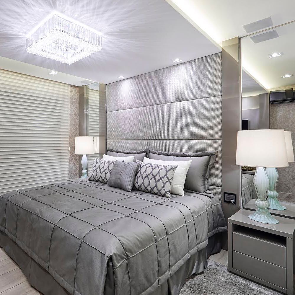 Cabeceira da cama que se alonga até o teto, adicionando charme ao ambiente.