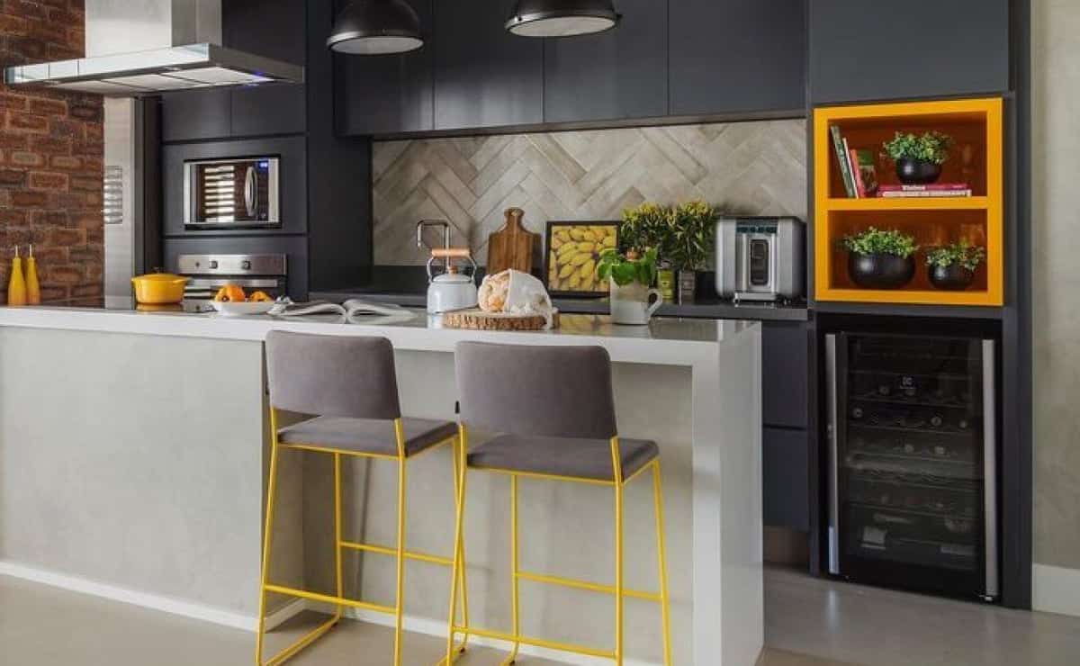 50 Functional and Beautiful Kitchen Counter Designs for Your Space 3 Bancada de cozinha em inox com aspecto moderno.