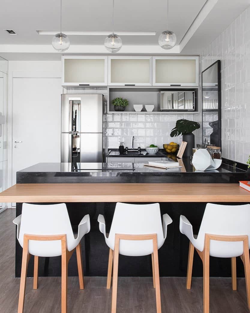 50 Functional and Beautiful Kitchen Counter Designs for Your Space 7 Bancada de cozinha branca com aspecto clean.