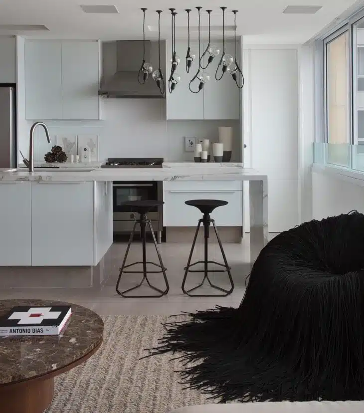 50 Functional and Beautiful Kitchen Counter Designs for Your Space 5 Bancada de cozinha em madeira com estilo acolhedor.