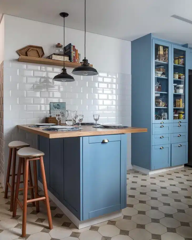 50 Functional and Beautiful Kitchen Counter Designs for Your Space 2 Bancada de madeira com estilo rústico e funcional.