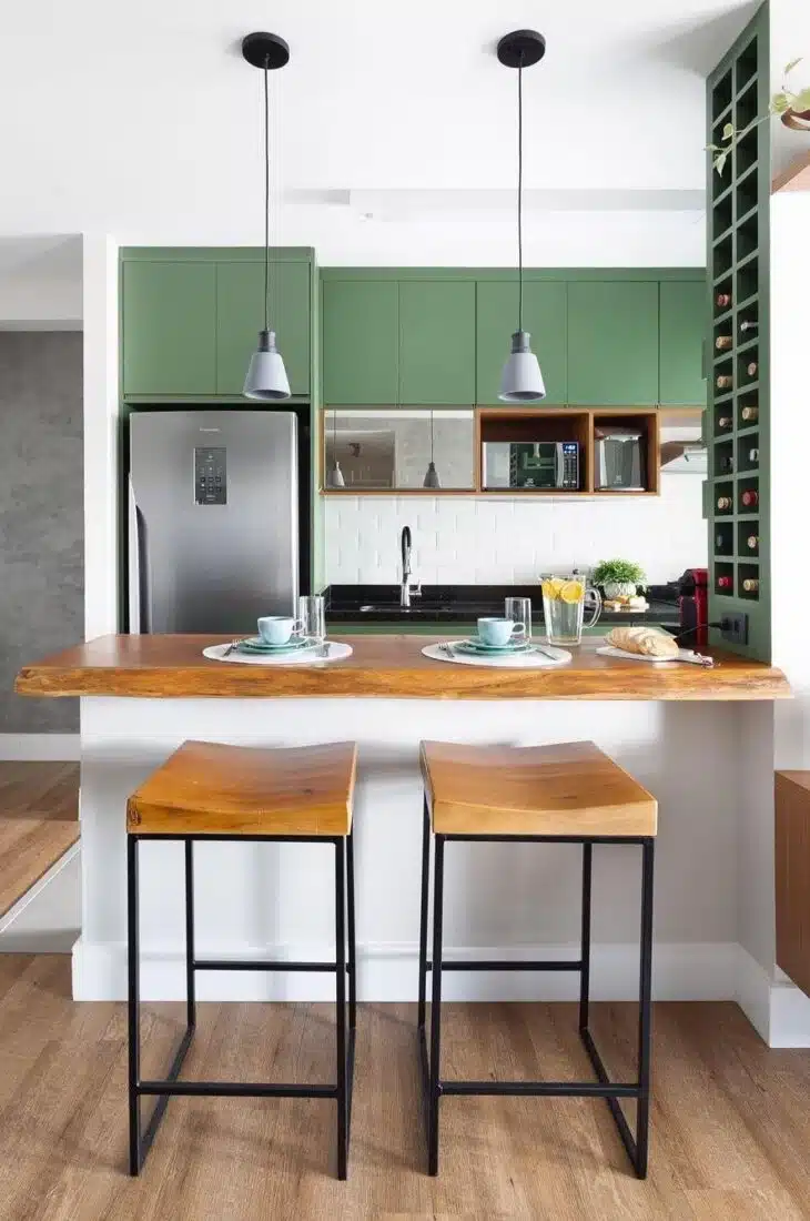 Bancada de madeira para cozinha com cores diferentes.