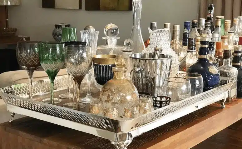 Learn How to Create a Home Bar Setup 3 Bandeja-bar com detalhes, combinando copos e garrafas.