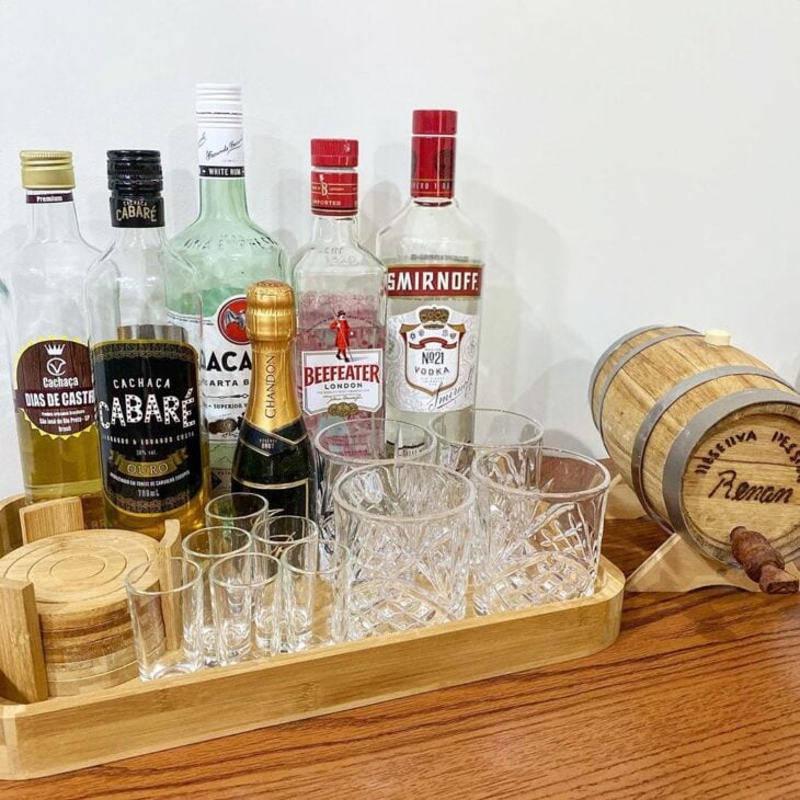 Learn How to Create a Home Bar Setup 10 Composições decorativas em bandeja-bar.