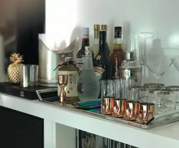 Learn How to Create a Home Bar Setup 2 Bandeja-bar com copos variados, levando personalidade ao ambiente.