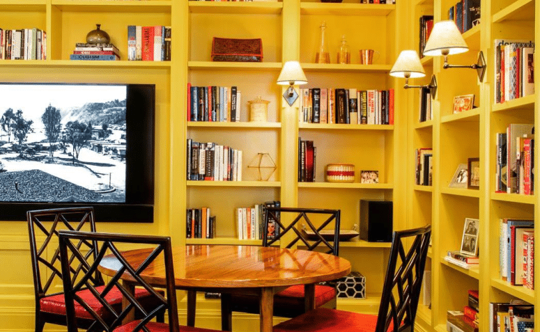 Biblioteca em casa com design moderno e aconchegante