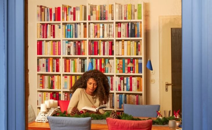 Foto de biblioteca em casa organizada