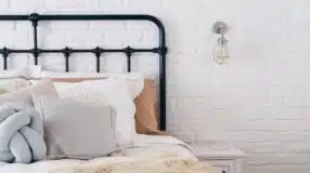 65 Stunning Gypsum Headboard Ideas for Your Bedroom 9 Cabeceira de gesso com design moderno e aconchegante.