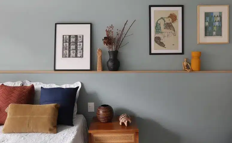65 Stunning Gypsum Headboard Ideas for Your Bedroom 3 Uma cabeceira de gesso que traz sofisticação ao quarto.