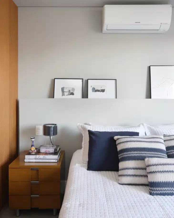 65 Stunning Gypsum Headboard Ideas for Your Bedroom 10 Cabeceira de gesso com design de lâmpadas embutidas.