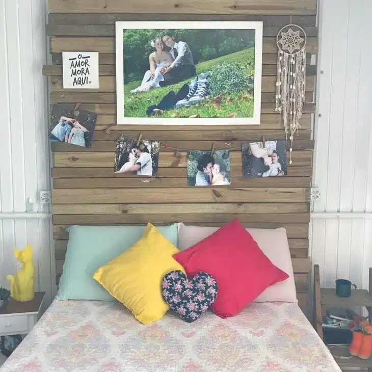 48 Amazing Ideas for an Eco-Friendly Headboard Decoration Using Pallets 10 cabeceira de pallets que vai até o teto