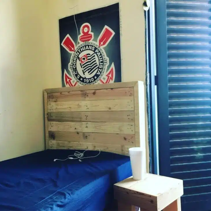 48 Amazing Ideas for an Eco-Friendly Headboard Decoration Using Pallets 2 cabeceira de pallet fica ótima em camas de solteiro