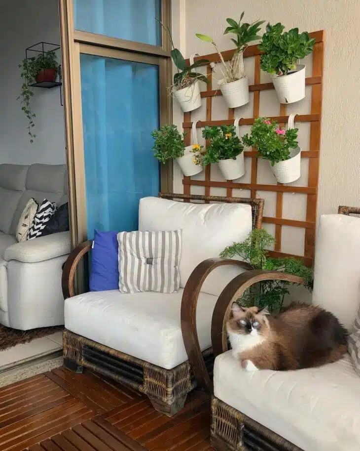 Uso de madeira nas cadeiras da varanda traz elegância e versatilidade.