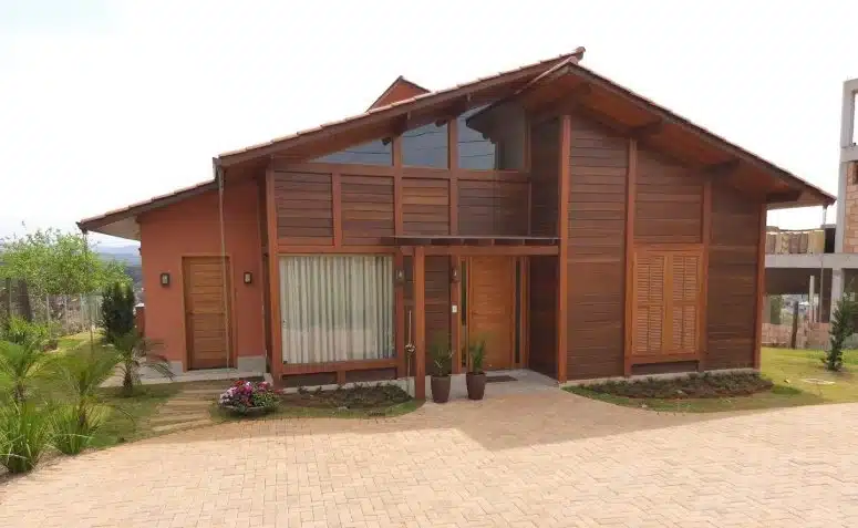 FACHADA MODERNA COM MADEIRA