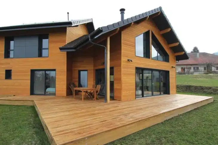 CASA DE MADEIRA MODERNA COM VARANDA