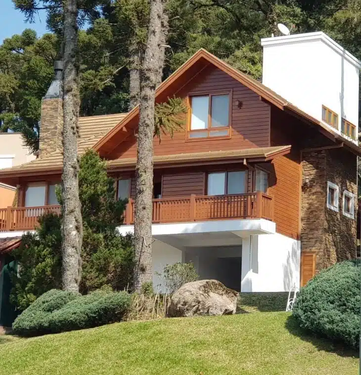 CASA DE MADEIRA MODERNA DA PERSPECTIVA LATERAL