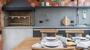 Open Concept Design: 25 Photos and Tips to Enhance Your Space 7 Modelo de churrasqueira pré-moldada que se adapta a áreas externas.